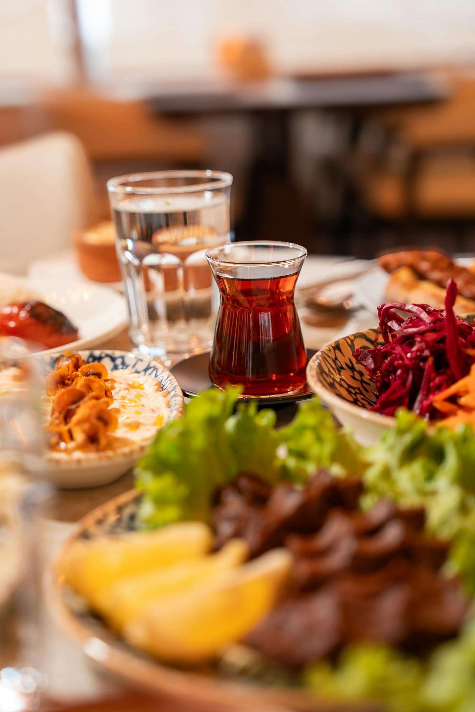 Kırıkkale gün yemeği ve davet catering — geleneksel Türk mezeleri ile hazırlanmış zengin davet sofrası